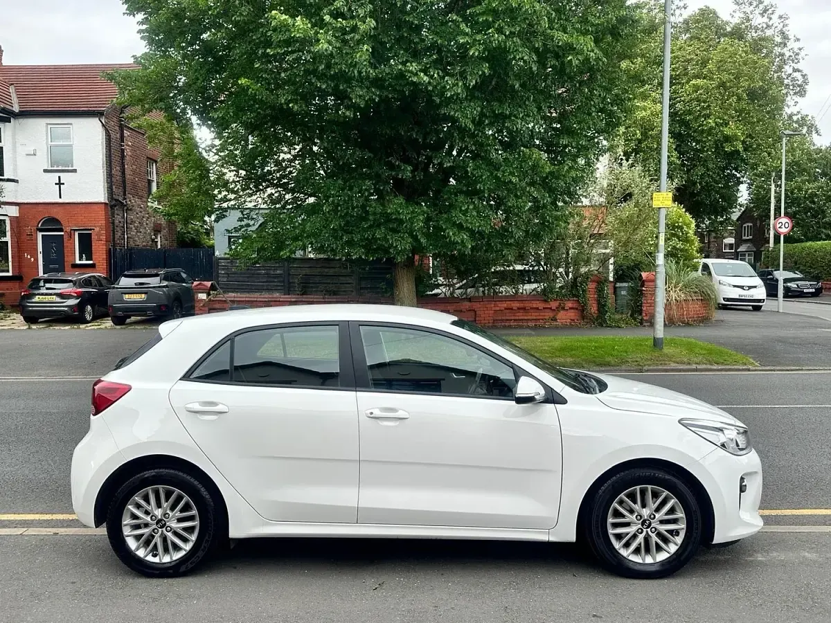 Used Kia Rio 99 HP (72 kW) 2017 White Hatchback