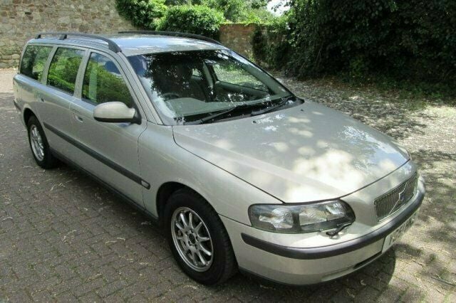 Used 2001 Volvo V70 Estate | £1,650 (Good price) - Image 1/4