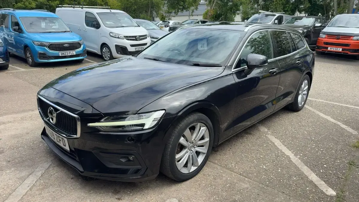 Usado Volvo V60 Momentum 150 HP (110 kW) 2019 Preto Carrinha