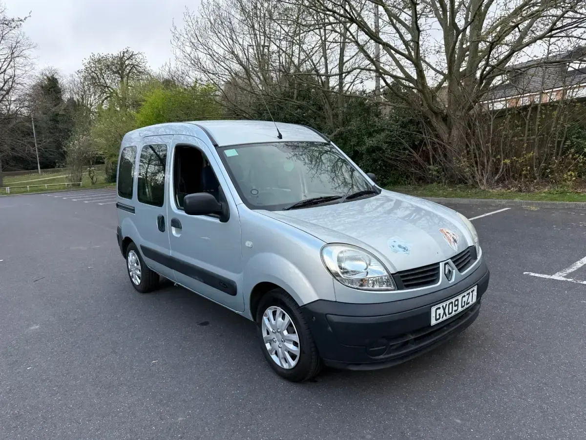 Usado Renault Kangoo Authentique 106 HP (77 kW) 2009 Cinzento Monovolume