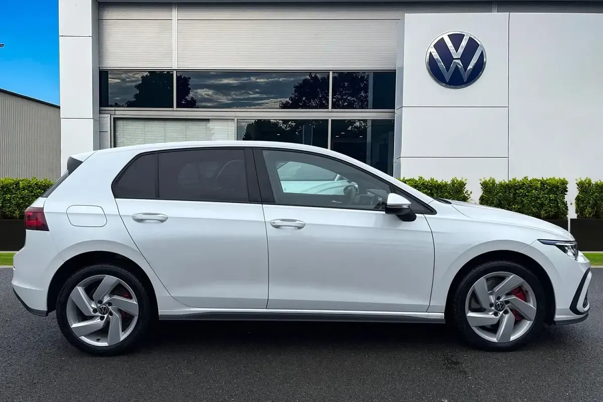 Begagnad VW Golf VIII GTE 245 HK (180 kW) 2025 Vit Halvkombi