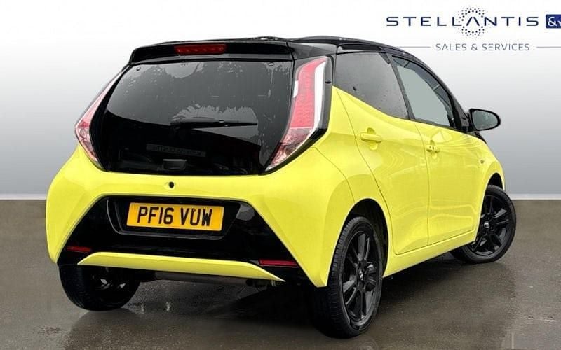 Used Toyota Aygo X-cite 69 HP (50 kW) 2016 Yellow Hatchback