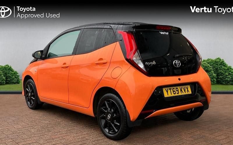 Used Toyota Aygo X-cite 72 HP (52 kW) 2019 Orange Hatchback