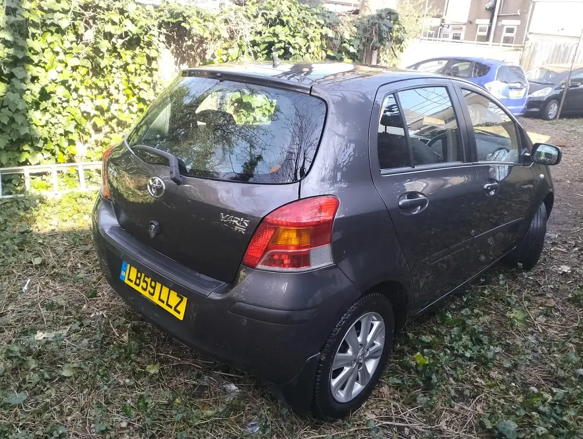 Used Toyota Yaris 101 HP (74 kW) 2009 Grey Hatchback