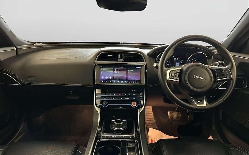 Begagnad Jaguar XE Ingenium 200 HK (147 kW) 2018 Grå Sedan