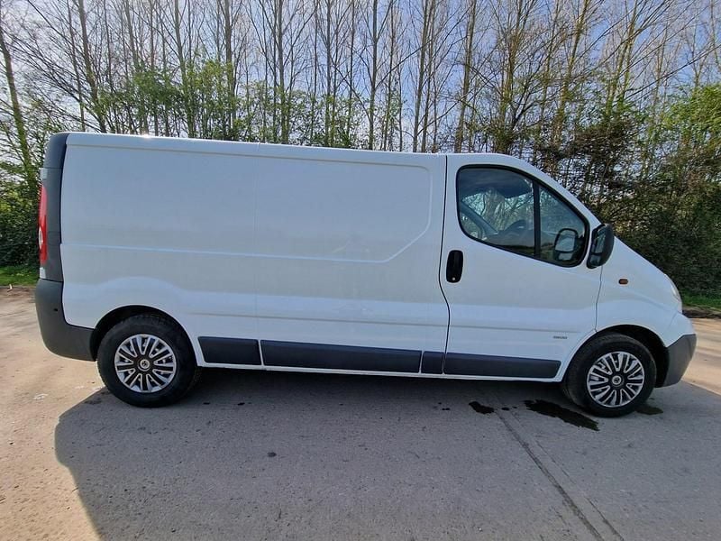 Used Vauxhall Vivaro 115 HP (84 kW) 2013 White MPV
