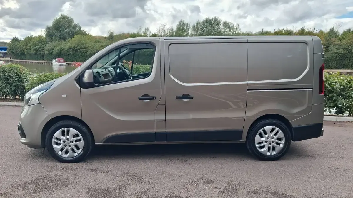 Used Renault Trafic 2018 Beige MPV