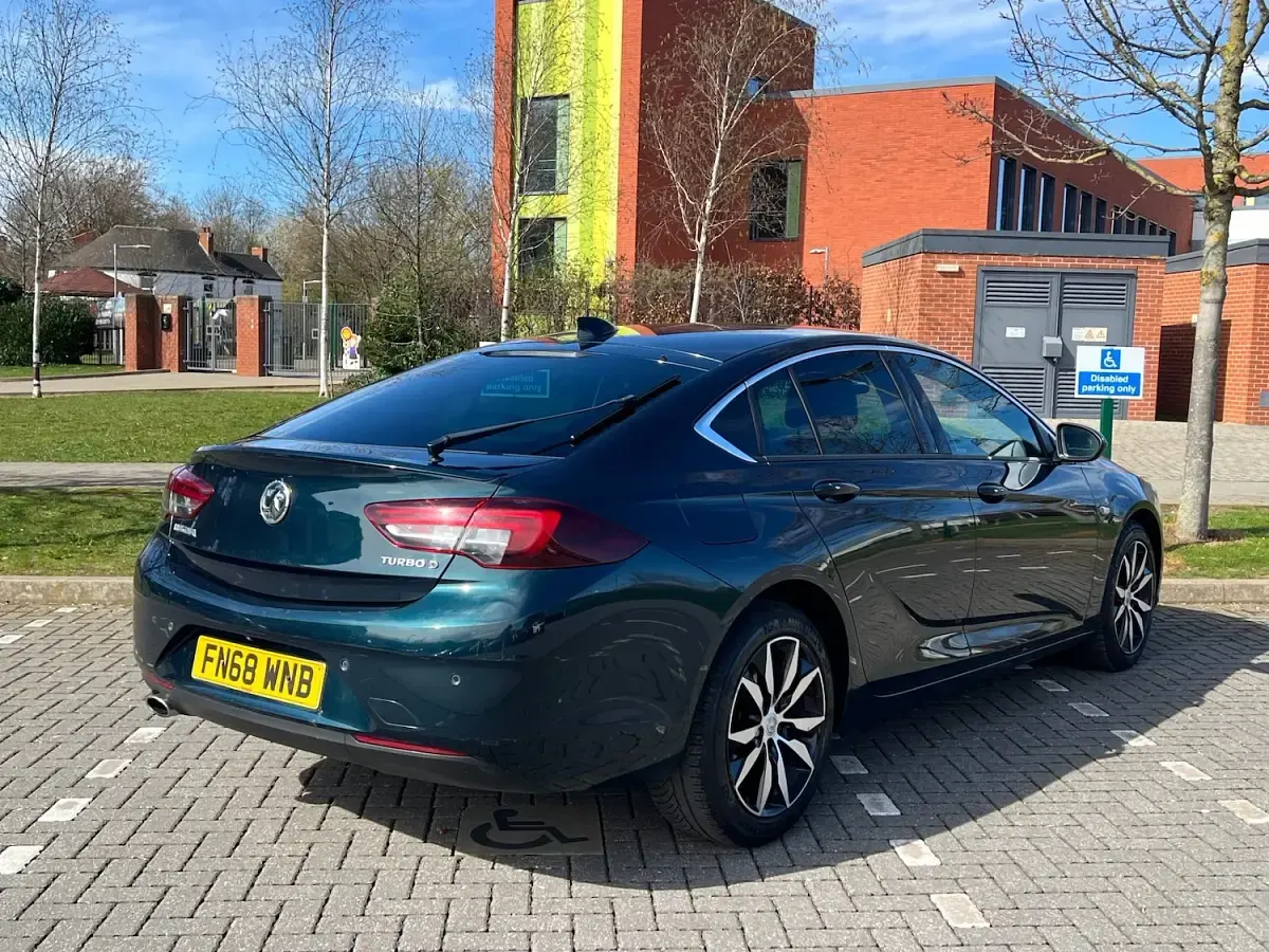 Used Vauxhall Insignia SRi 170 HP (125 kW) 2018 Green Hatchback