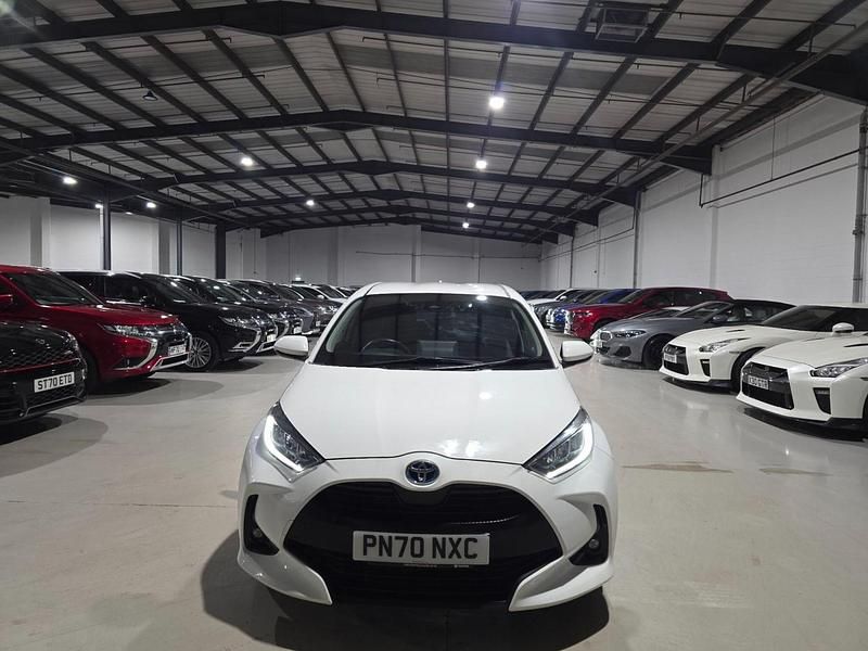 Used Toyota Yaris Hybrid Design 116 HP (85 kW) 2020 White Hatchback