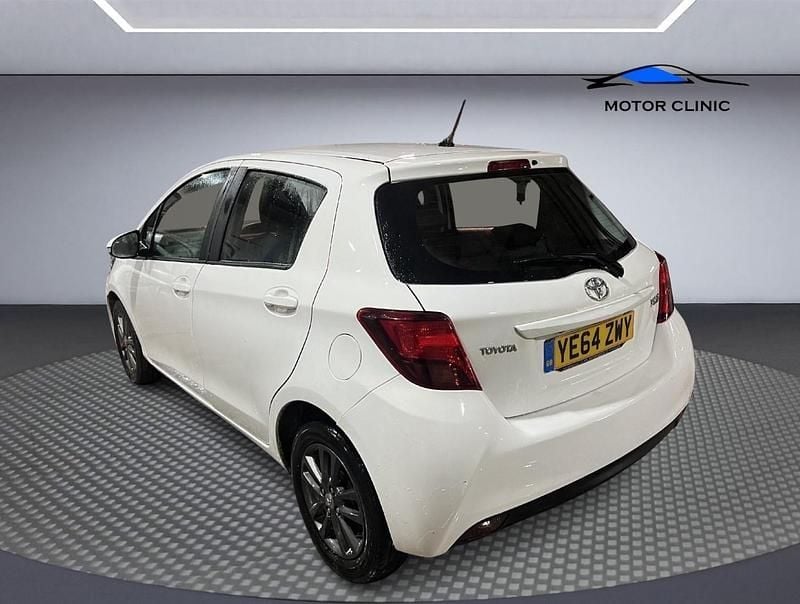 Used Toyota Yaris 90 HP (66 kW) 2014 White Hatchback