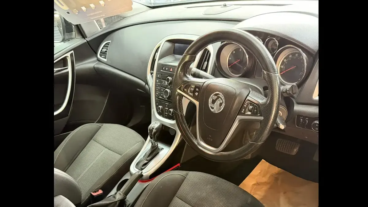Used Vauxhall Astra SRi 165 HP (121 kW) 2012 Black Estate
