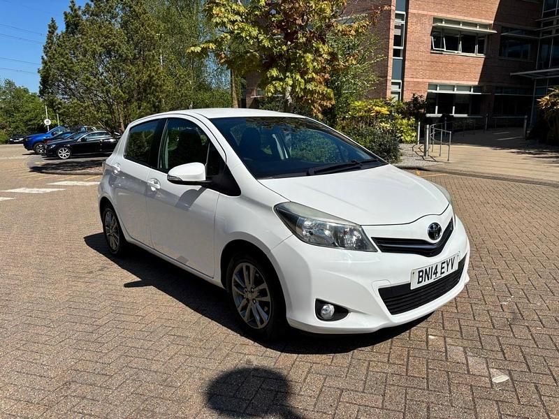 Używany Toyota Yaris Plus 99 KM (72 kW) 2014 Biały Hatchback