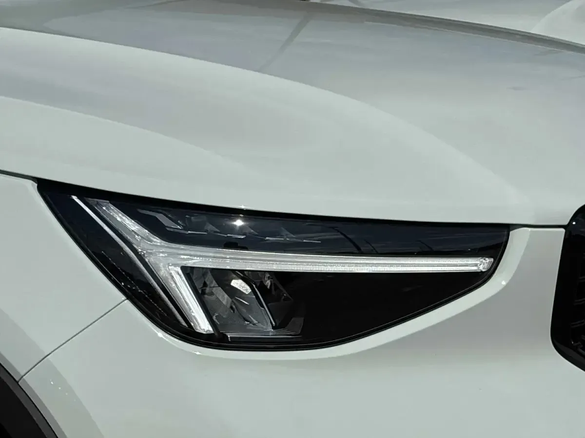 New Volvo XC40 Plus 163 HP (119 kW) 2026 White SUV