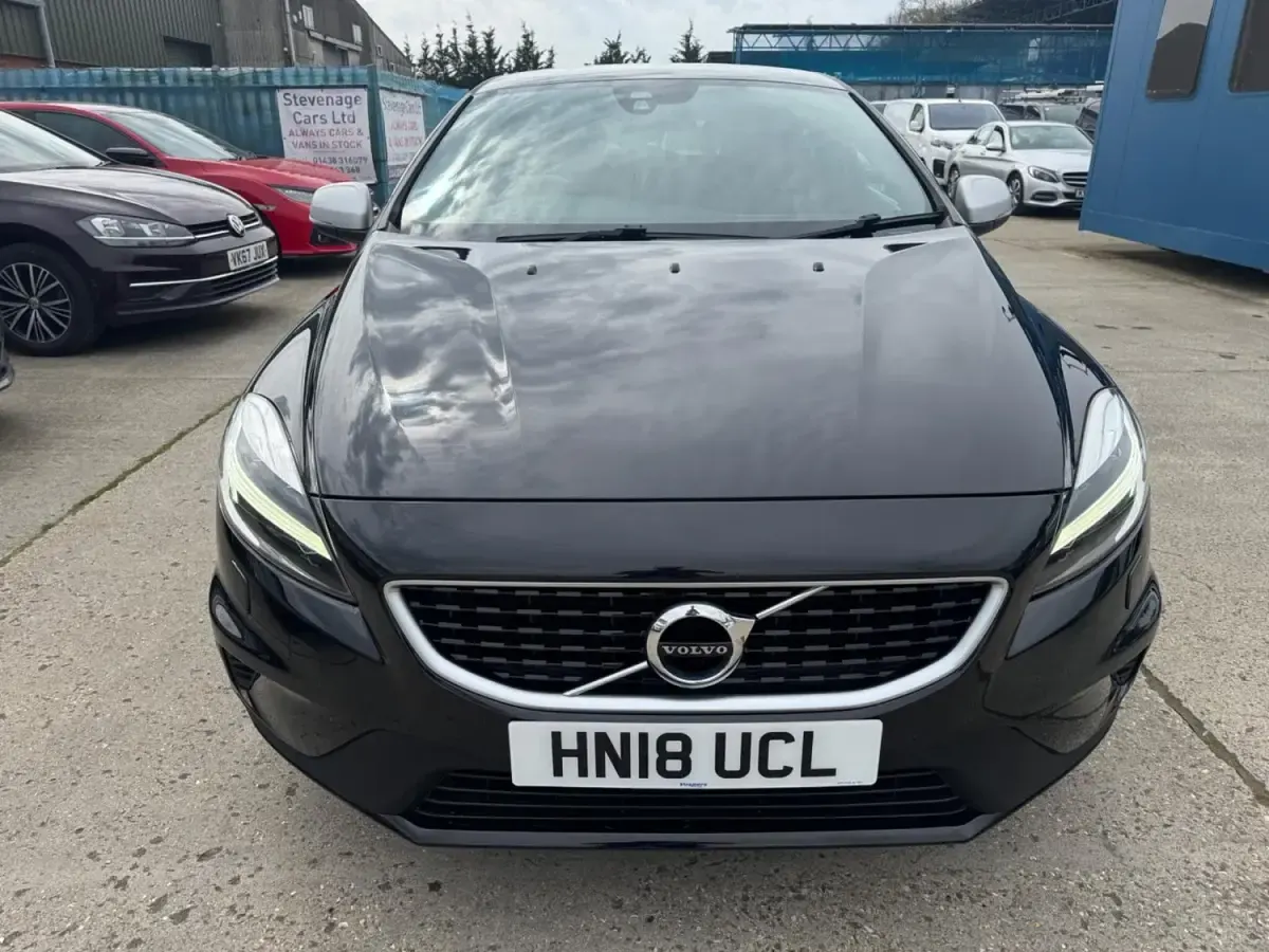 Używany Volvo V40 R-Design 122 KM (89 kW) 2018 Czarny Hatchback