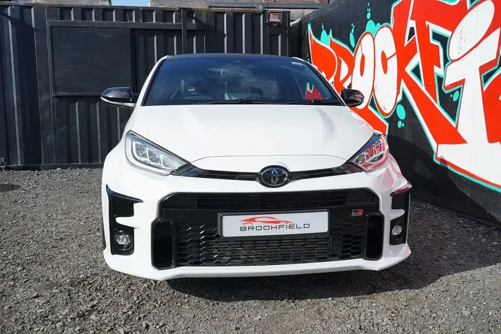 Begagnad Toyota Yaris 272 HK (200 kW) 2022 Vit Halvkombi