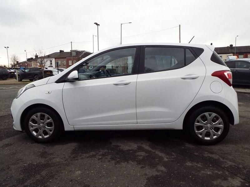 Used Hyundai i10 SE 66 HP (48 kW) 2016 White Hatchback