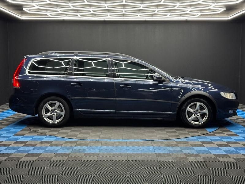 Used Volvo V70 Business Edition 115 HP (84 kW) 2015 Blue Estate