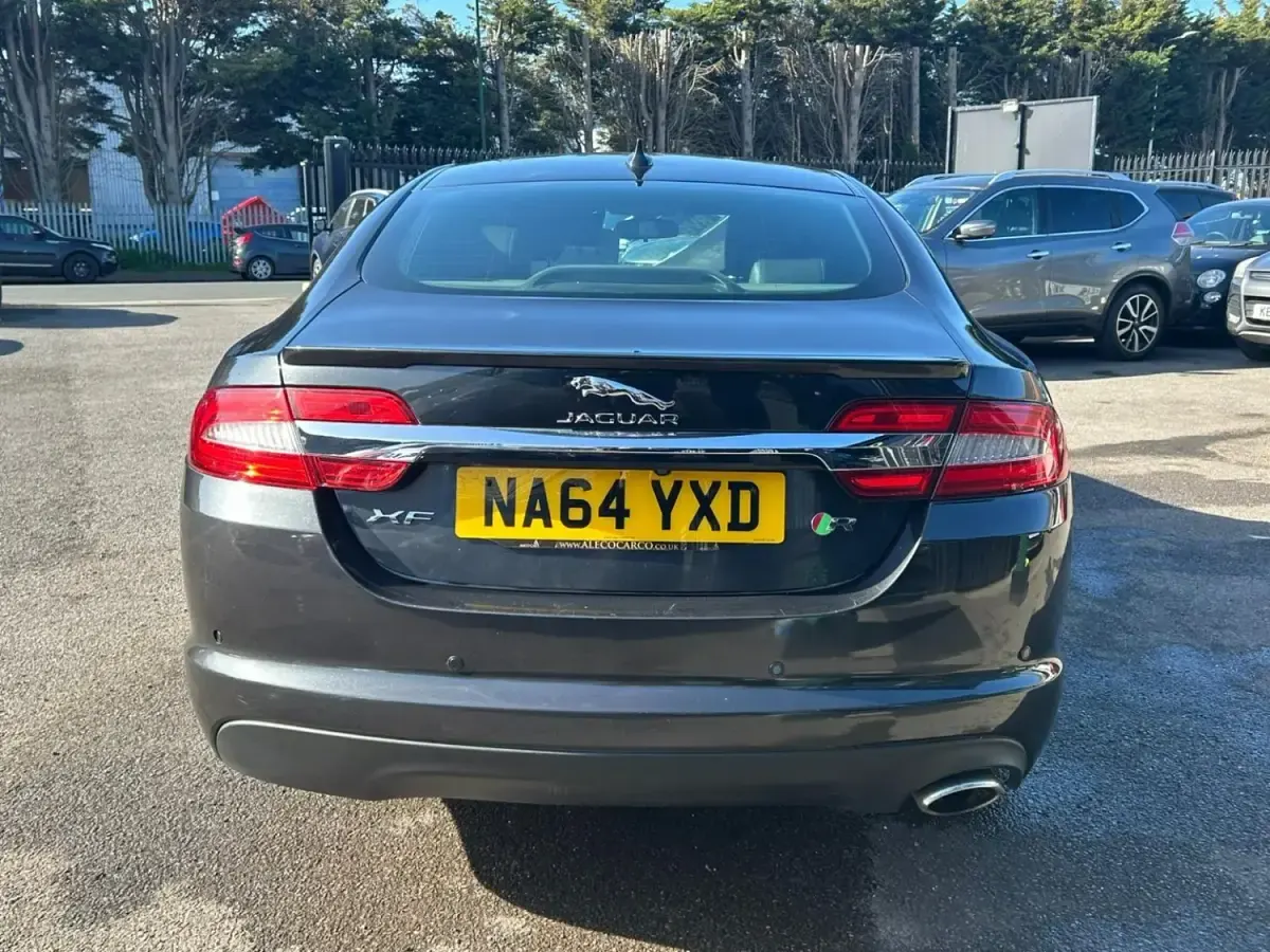 Usado Jaguar XF R-Sport 200 HP (147 kW) 2014 Cinzento Sedan