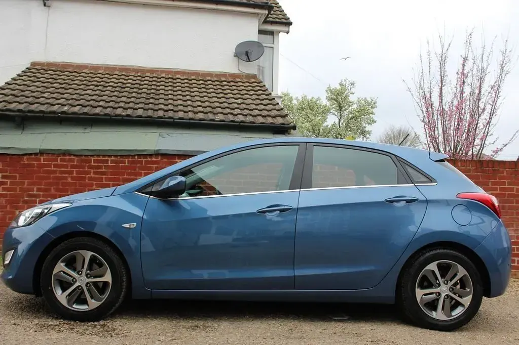 Used Hyundai i30 SE 120 HP (88 kW) 2016 Blue Hatchback