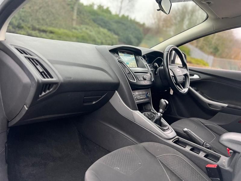 Used Ford Focus Zetec 125 HP (91 kW) 2017 White Hatchback