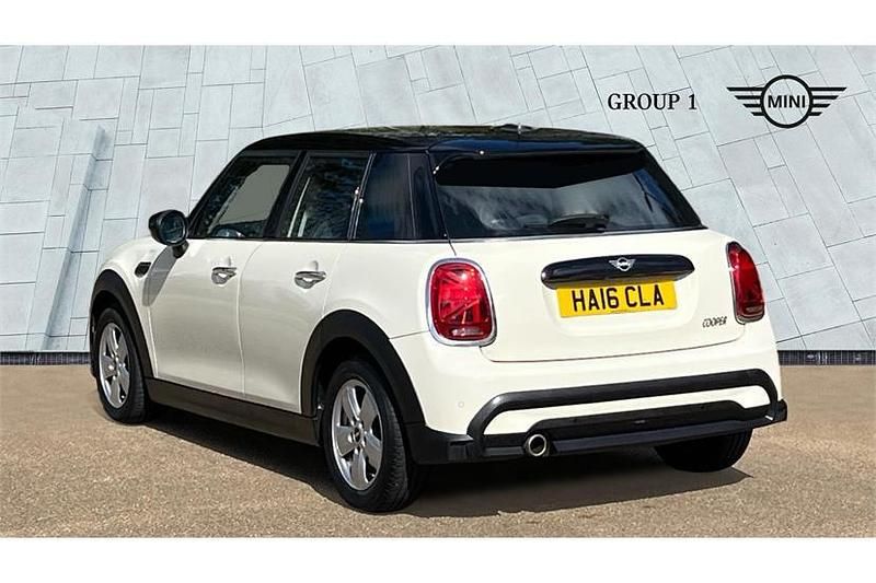 Begagnad Mini Cooper Classic 136 HK (100 kW) 2022 Vit Halvkombi