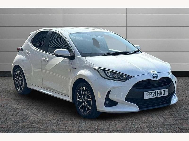 Pure white Used 2021 Toyota Yaris Hybrid Design Hatchback | £14,981 (Fair price) - Image 1/4
