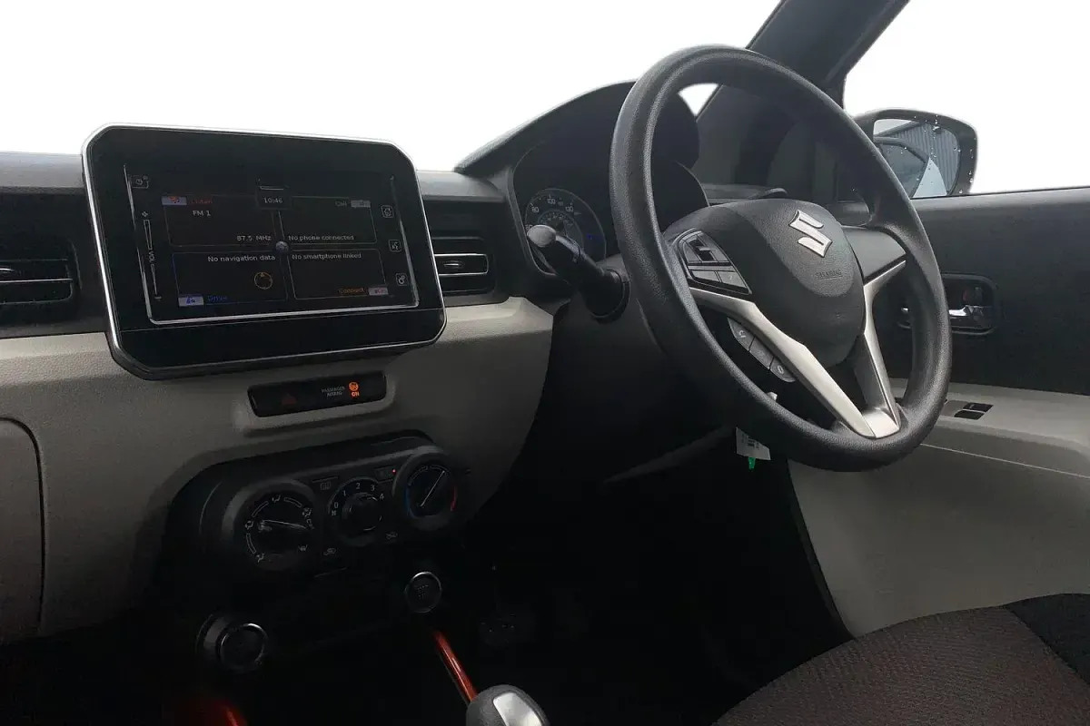 Used Suzuki Ignis SZ-T 90 HP (66 kW) 2018 White/black SUV
