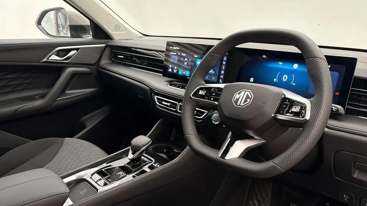 New MG HS SE 2026 Silver SUV