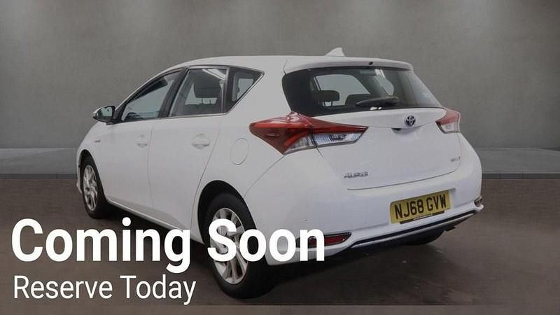 Used Toyota Auris 136 HP (100 kW) 2018 White Hatchback