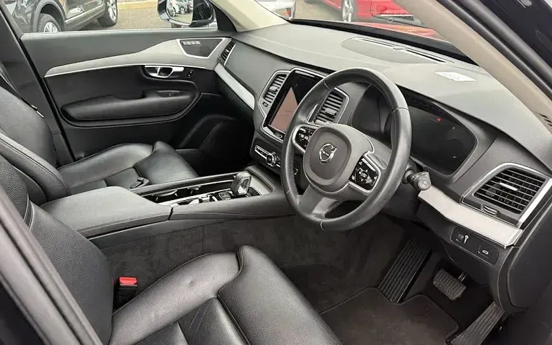 Used Volvo XC90 Momentum 235 HP (172 kW) 2021 Black SUV