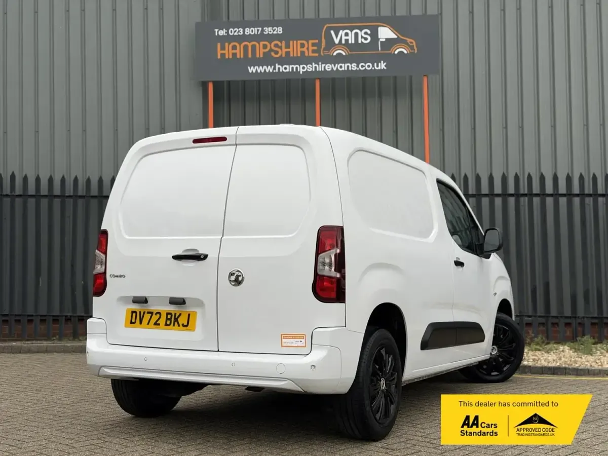 Usado Vauxhall Combo Sportive 100 HP (73 kW) 2022 Branco Monovolume