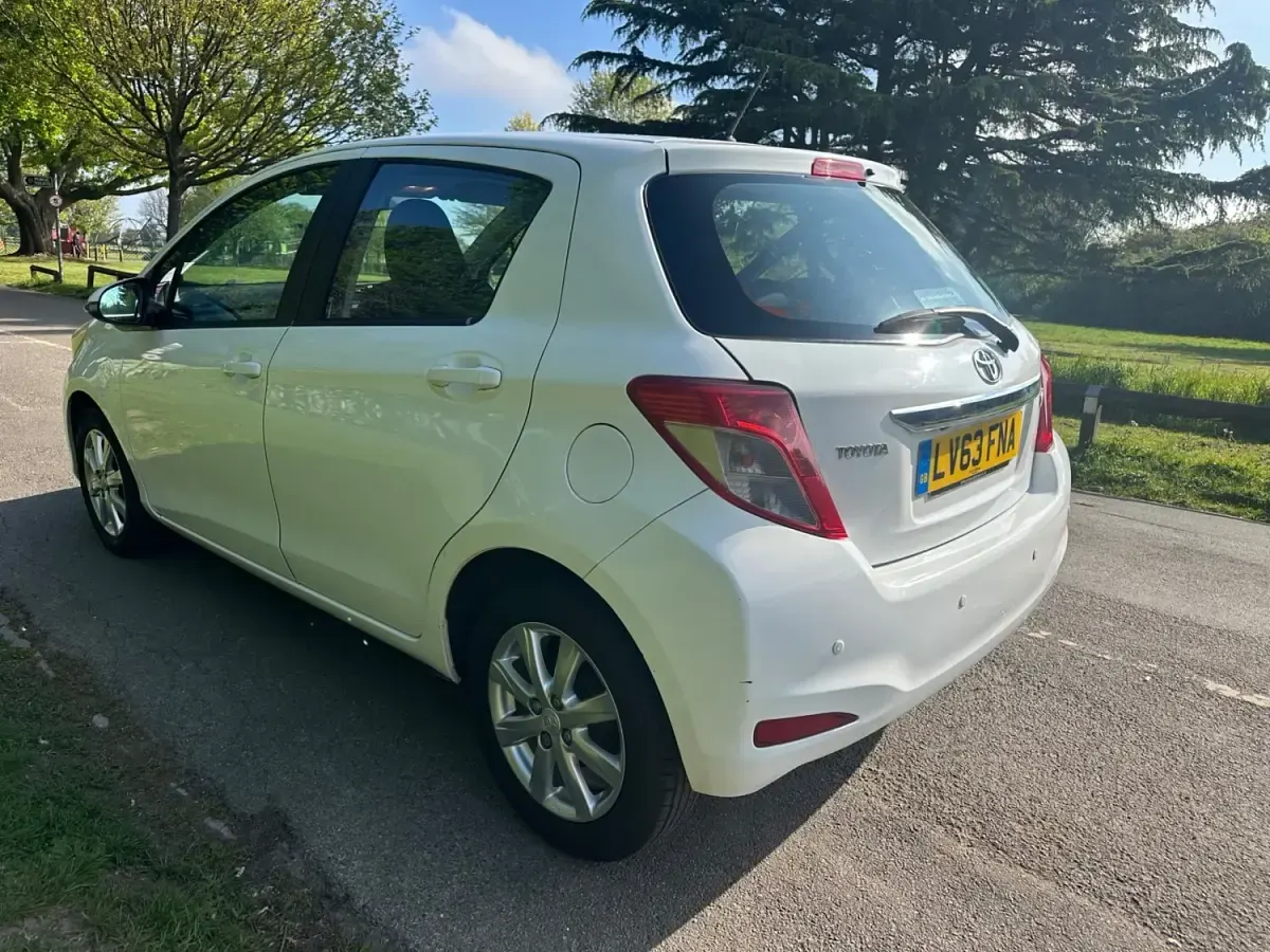 Begagnad Toyota Yaris 101 HK (74 kW) 2013 Vit Halvkombi
