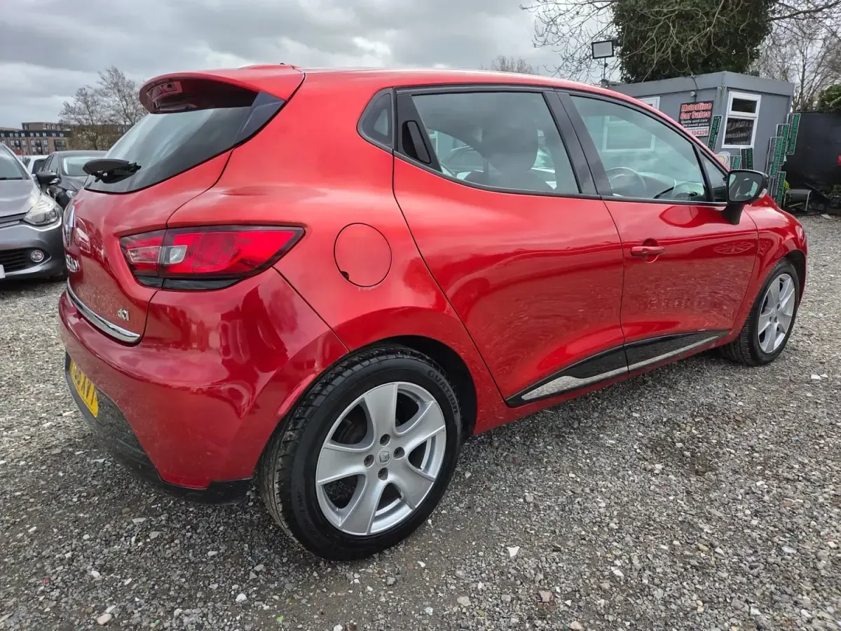 Begagnad Renault Clio IV Dynamique 90 HK (66 kW) 2016 Röd Halvkombi