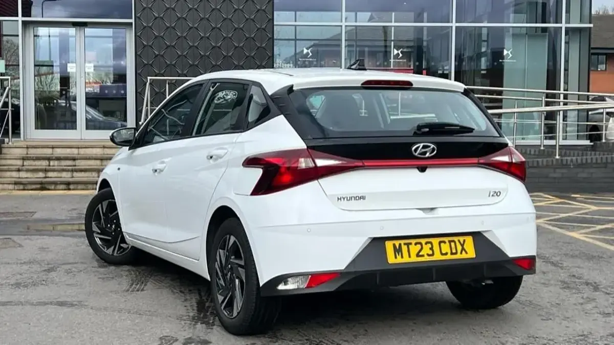 Used Hyundai i20 SE 99 HP (72 kW) 2023 White Hatchback
