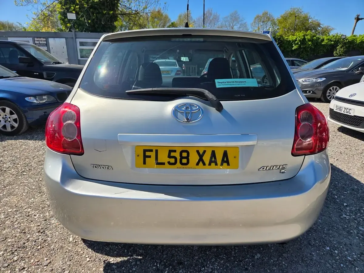 Used Toyota Auris T3 124 HP (91 kW) 2008 Silver Hatchback