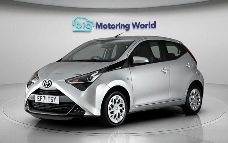 Used Toyota Aygo X-play 72 HP (52 kW) 2021 Silver Hatchback