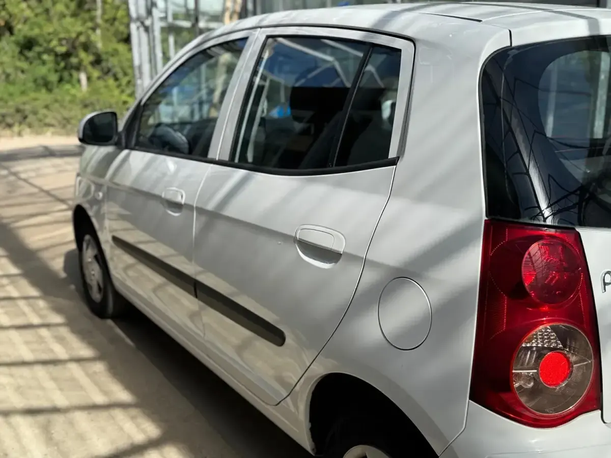 Used Kia Picanto 61 HP (44 kW) 2010 White Hatchback