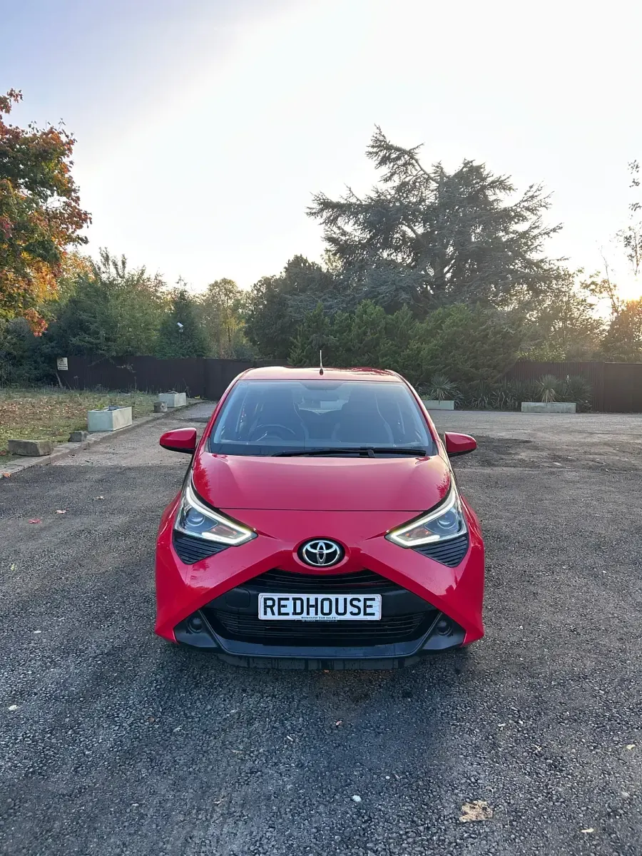 Second-hand Toyota Aygo X-play 72 CP (52 kW) 2019 Roșu Hatchback