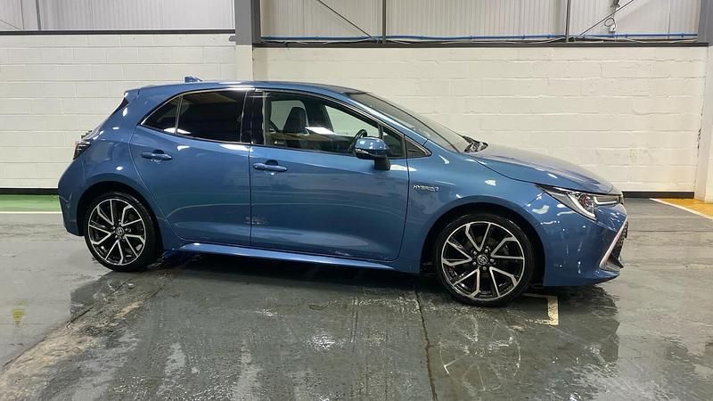 Used Toyota Corolla 122 HP (89 kW) 2021 Blue Hatchback