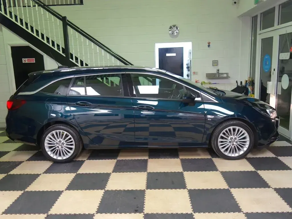 Begagnad Vauxhall Astra Elite 150 HK (110 kW) 2017 Grön Kombi