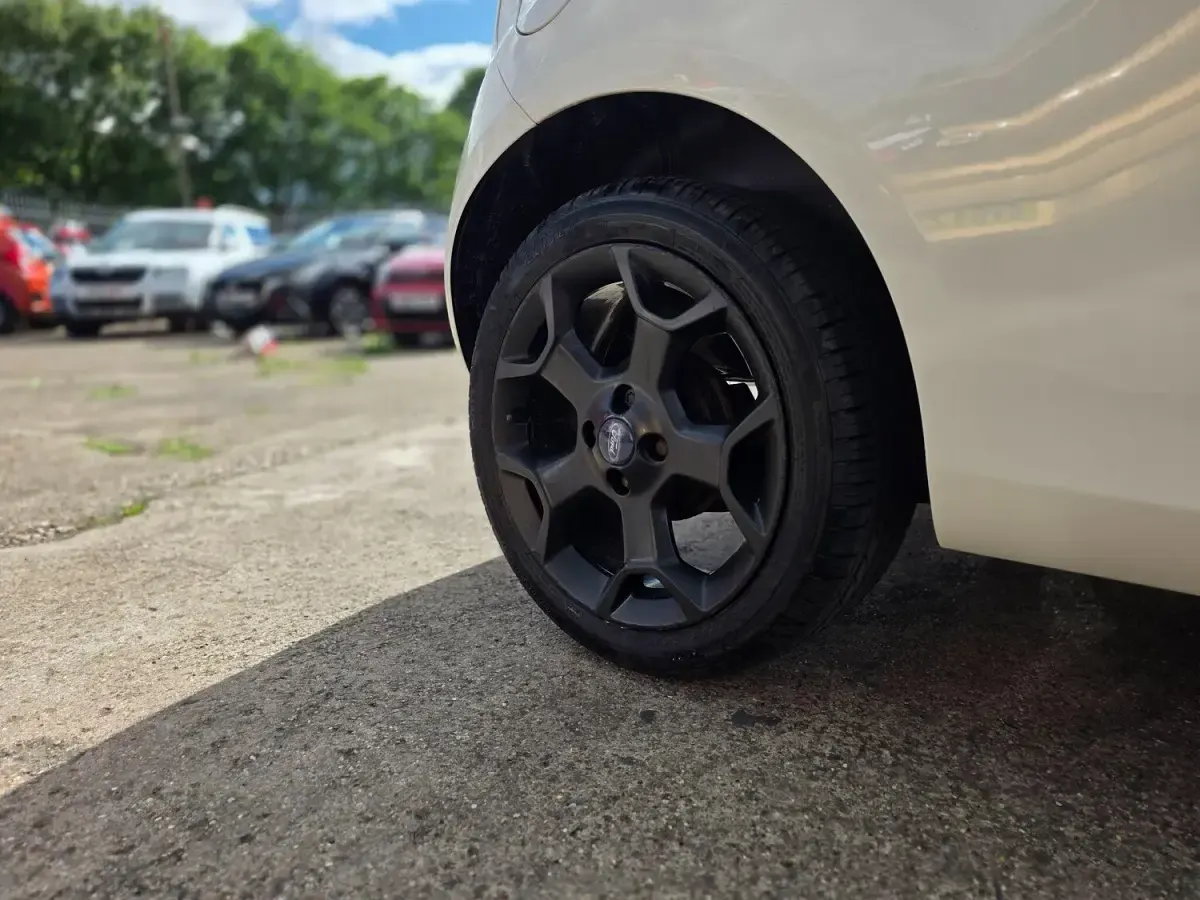Used Ford Ka Metall 69 HP (50 kW) 2014 White Hatchback