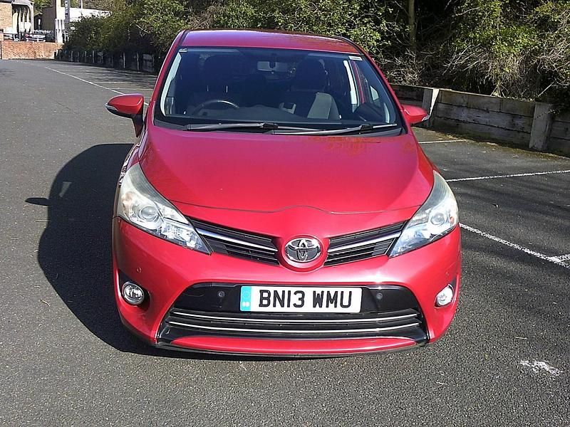 Used Toyota Verso 147 HP (108 kW) 2013 Red MPV