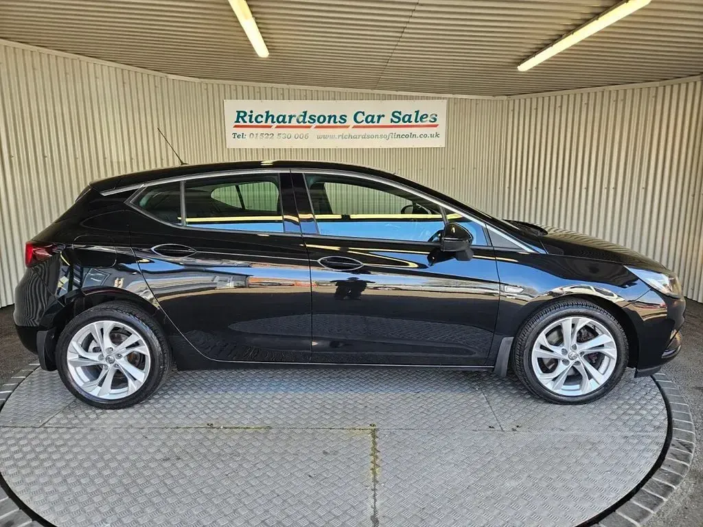 Used Vauxhall Astra SRi 200 HP (147 kW) 2018 Black Hatchback