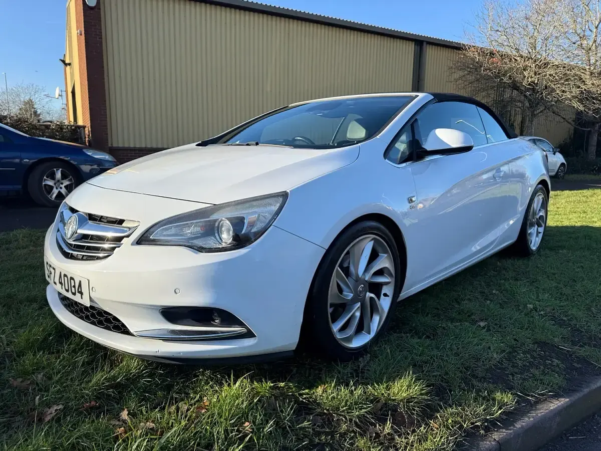 Used Vauxhall Cascada Elite 195 HP (143 kW) 2014 White Cabriolet