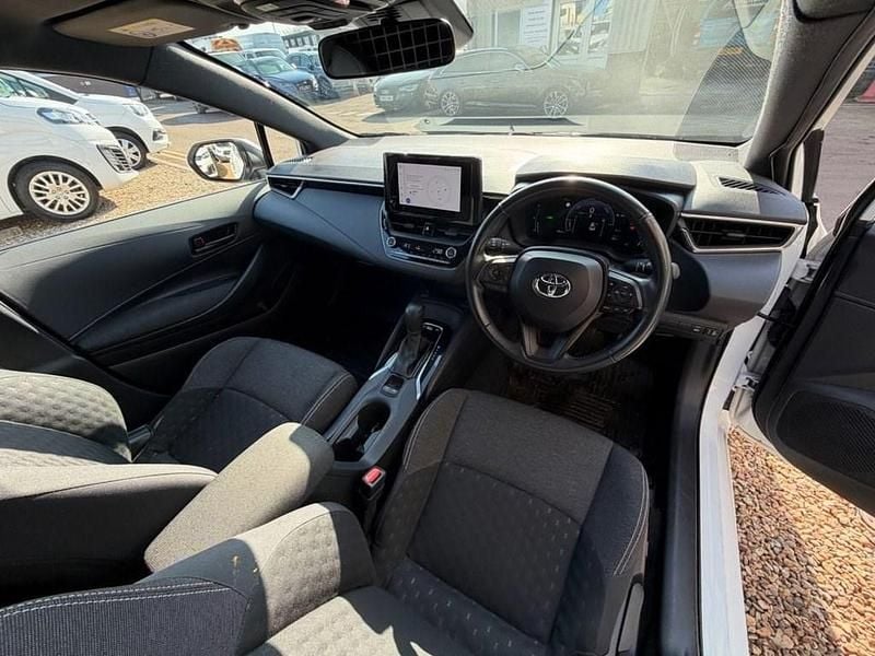 Używany Toyota Corolla 140 KM (102 kW) 2023 Biały Van