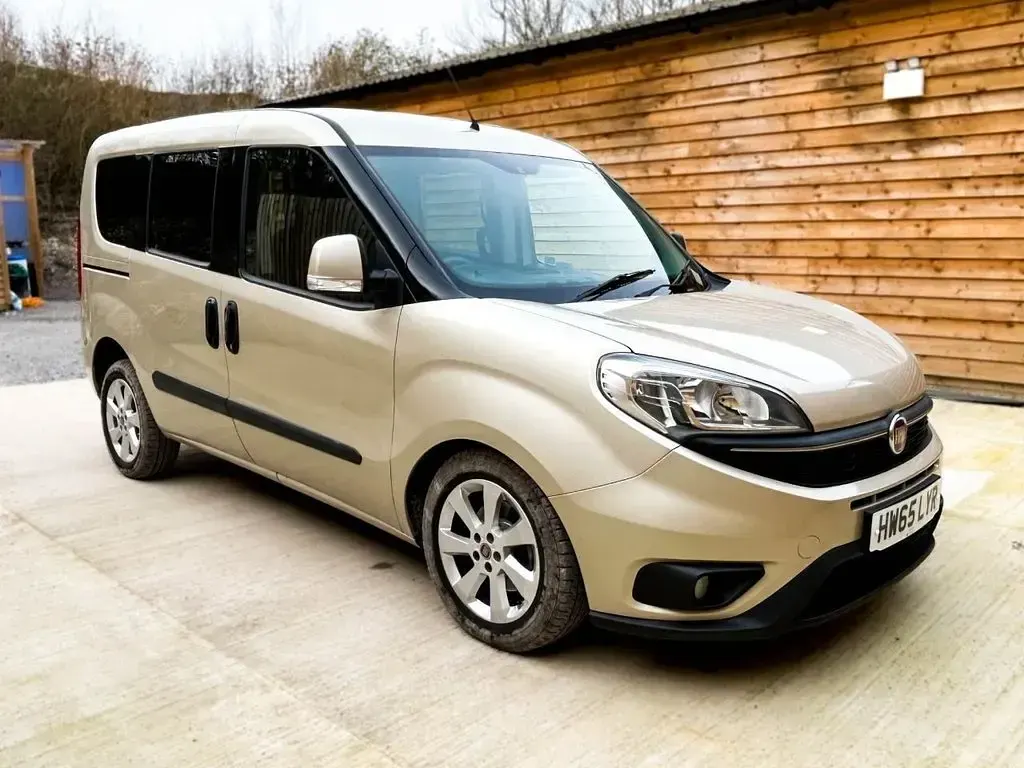 Used Fiat Doblò Lounge 90 HP (66 kW) 2015 Beige MPV