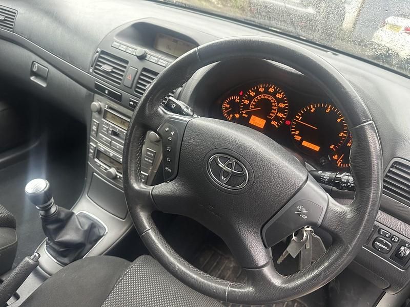 Usado Toyota Avensis T3 2005 Plateado Utilitario