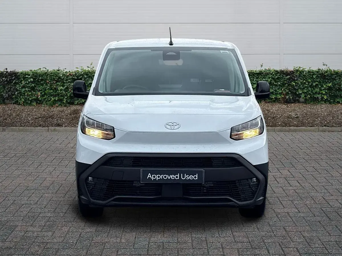 Used Toyota Proace 120 HP (88 kW) 2025 White MPV