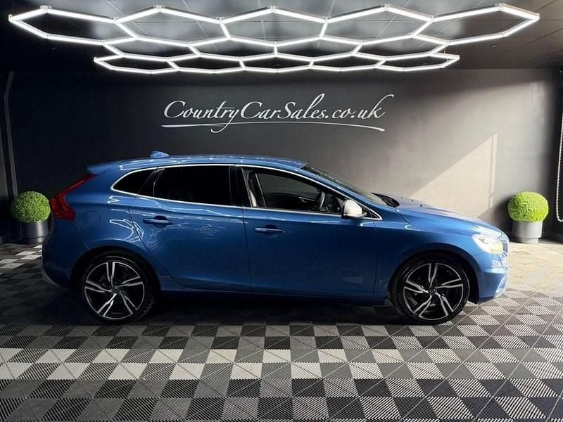 Used Volvo V40 R-Design Pro 120 HP (88 kW) 2016 Blue Hatchback