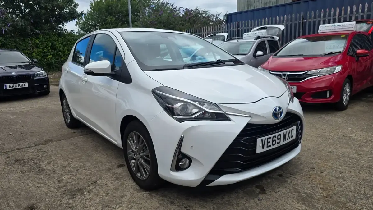 Used Toyota Yaris 91 HP (66 kW) 2020 White Hatchback